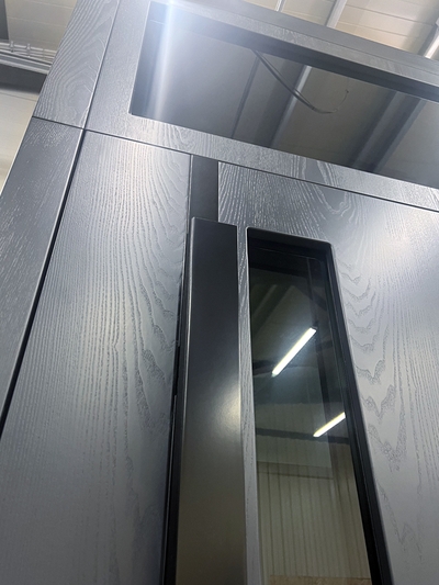 Добавили 2 ультра-современные двери с фрамугами