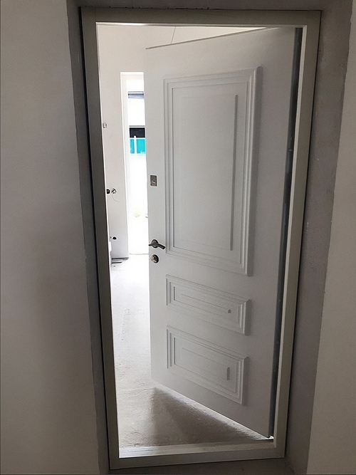 Белая дверь с багетом