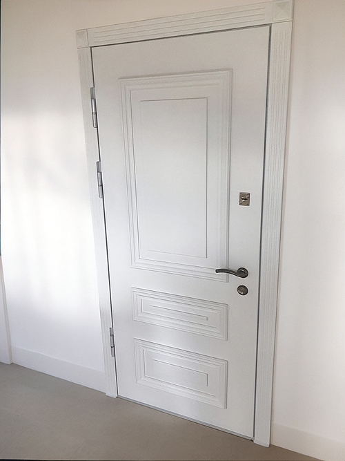 Белая дверь с багетом