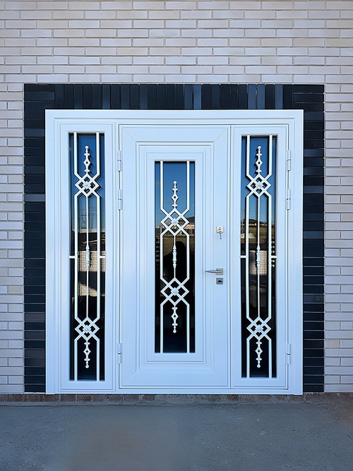 Белая парадная дверь