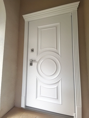 Белая термодверь с карнизом и багетом