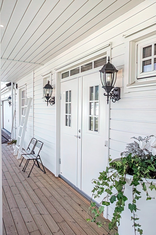 Белая двустворчатая дверь