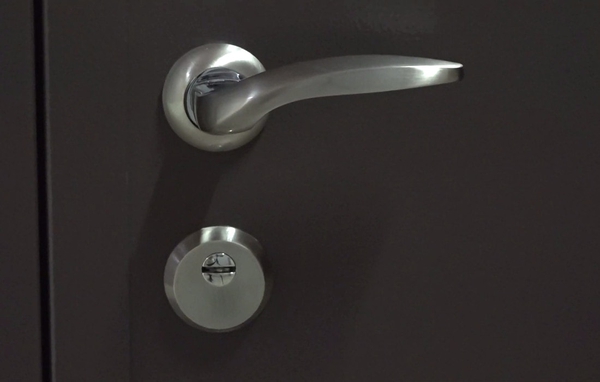 Ручка и цилиндровый замок Ручка и цилиндровый замок