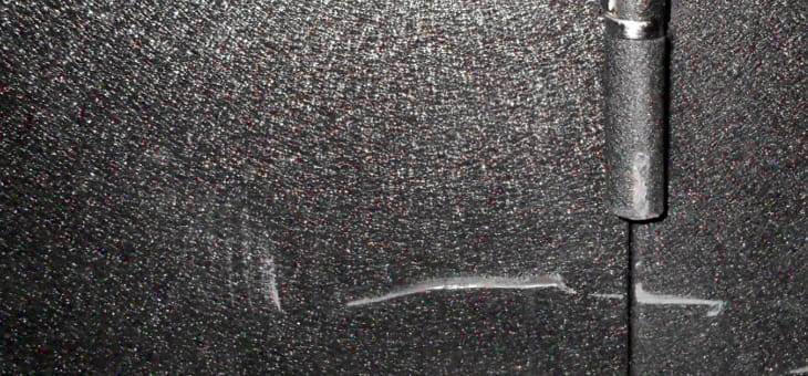 Царапина на покрытии Царапина на покрытии