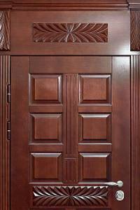 Дверь с отделкой из массива