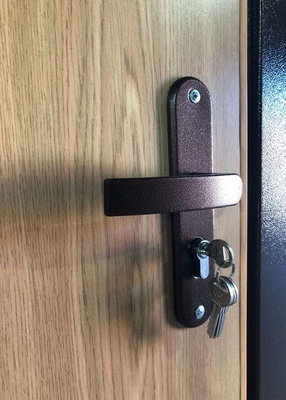 Ручка двери с ламинатом