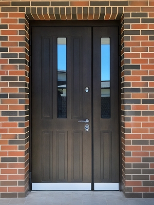 Дверь с двумя узкими стеклами