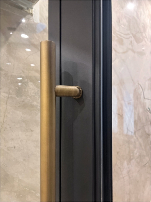 Техническая дверь с максимальным остеклением в ЖК возле станции м. Арбатская