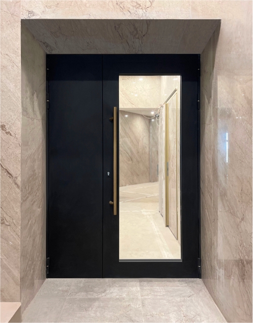 Техническая дверь с максимальным остеклением в ЖК возле станции м. Арбатская