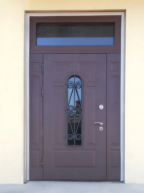 Дверь с остеклением над створкой