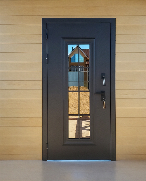 Дверь с остеклением в доме