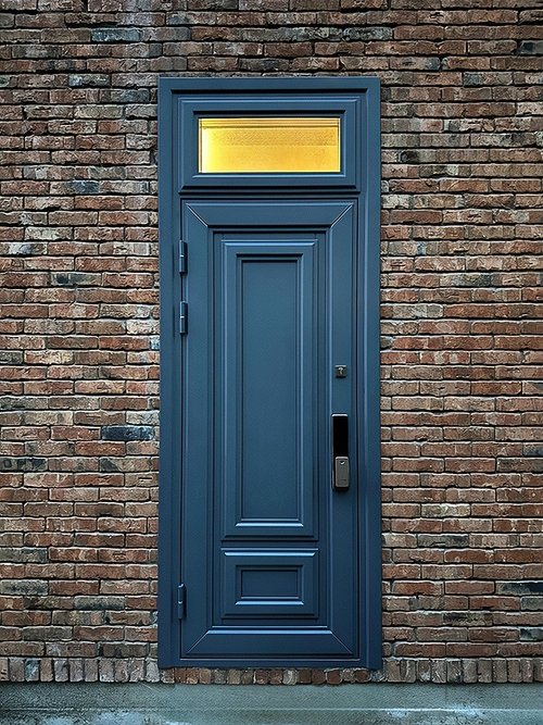 Дверь с остекленной фрамугой