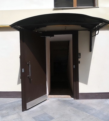 Дверь с отбойником