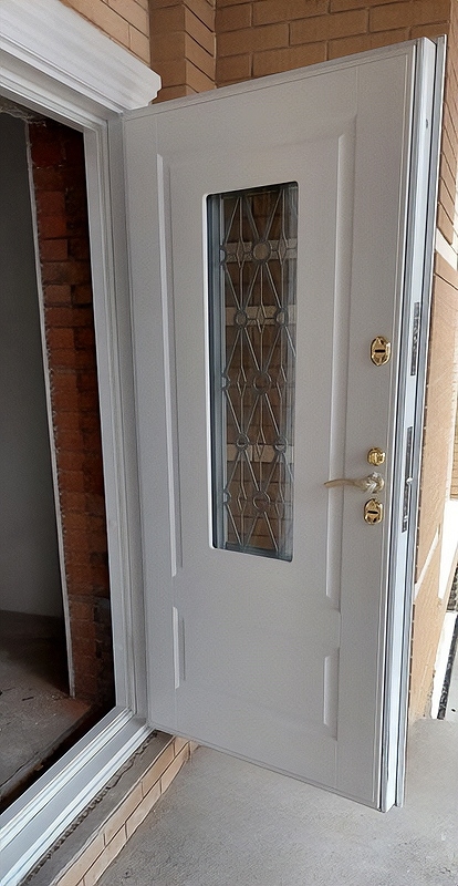 Дверь со стеклом и решеткой