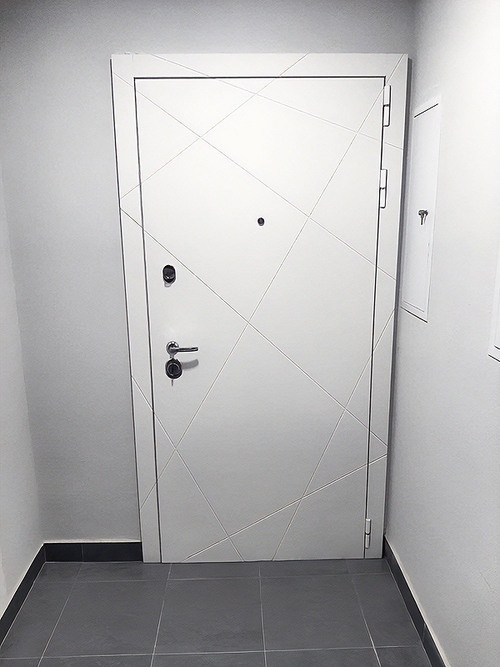 Дверь в квартиру с белым МДФ