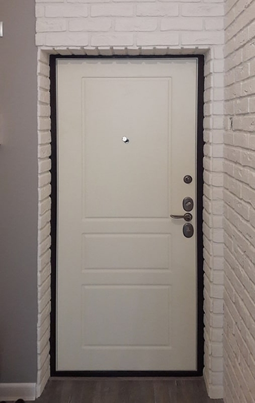 Дверь в прихожей из кирпича
