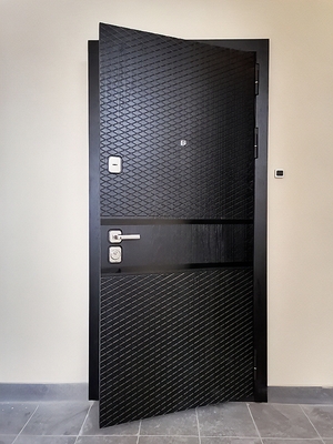 Дверь в жилом комплексе