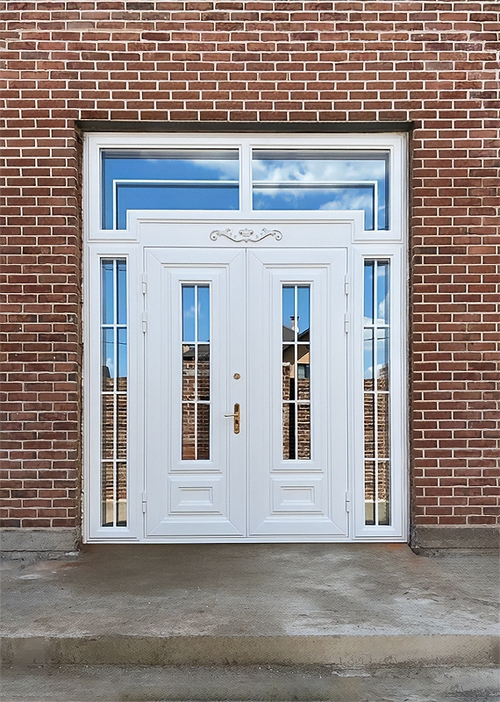 Двустворчатая белая дверь