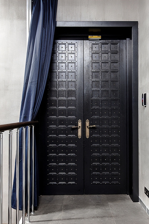 Двустворчатая дверь черного цвета