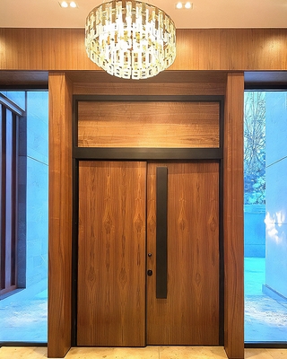 Двустворчатая дверь с бугельными ручками