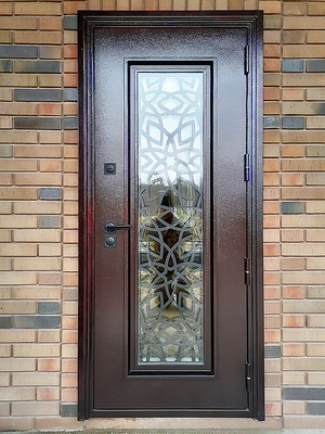 Коричневая дверь с лазерной резкой