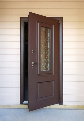 Коричневая уличная дверь с окном