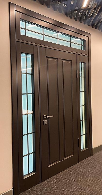 Нестандартная дверь с остеклением