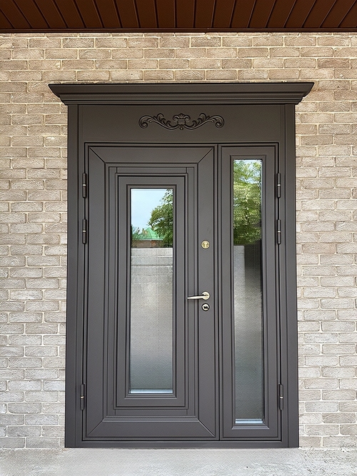 Остеклённая дверь с карнизом