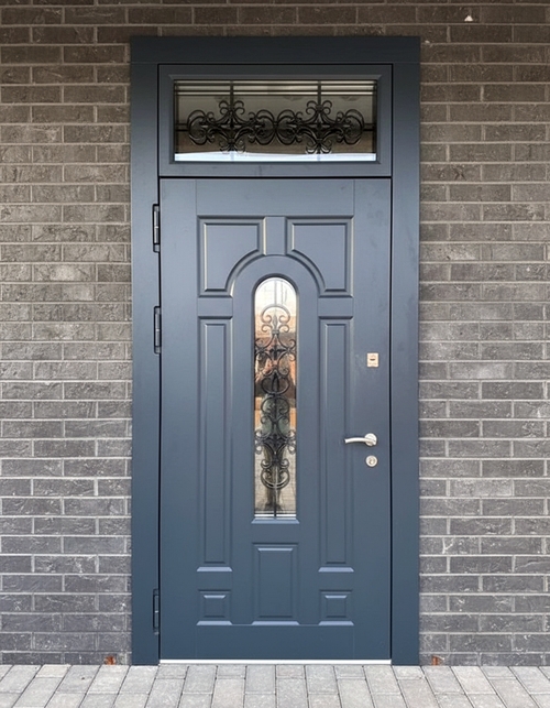 С фрамугой и ковкой