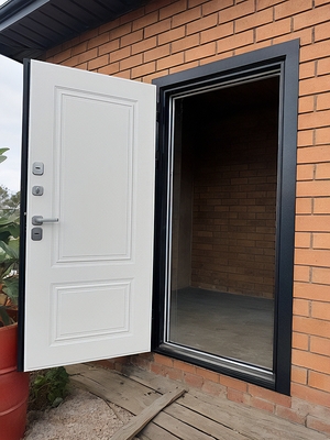 Уличная дверь в дом