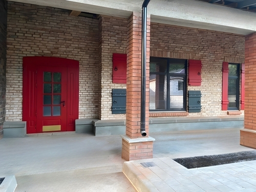 Установленная входная дверь