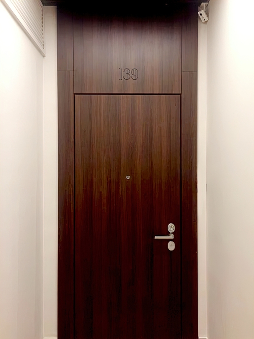 Входная дверь со скрытыми петлями, вид спереди