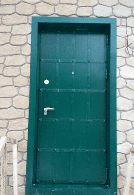 Глухие двери для загородного дома